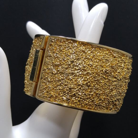 Vintage Wide Textured Gold Cuff Bracelet, Hinged Clasp, 1980s - Picture 7 of 10